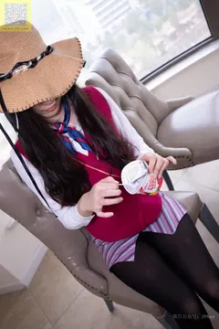 [LSS山茶摄影] NO.303 酸奶掉在丝袜上 [99P/96MB] - 2