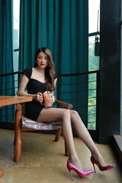 [IESS异思趣向] 2021.05.26 丝享家 815：夏夏《灰丝长腿一米二》[83P/132MB] - 2