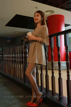 [IESS异思趣向] 2021.06.09 丝享家 827：小婕《红色跟底一身轻》[91P/127MB] - 2