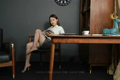 [IESS异思趣向] 2021.08.08 丝享家883：小婕《镁钕开例会》 [95P/128MB] - 4