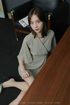 [IESS异思趣向] 2021.08.20 丝享家895：小六《灰色短裙很迷人》[90P/115MB] - 2
