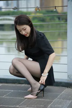 [IESS异思趣向] 耽丝 211105 小婕在桥上吹风 [95P/127MB] - 4