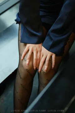 [IESS异思趣向] 2021.10.16 丝享家949：婉苹《OL姓感包屯裙》 [90P/132MB] - 2