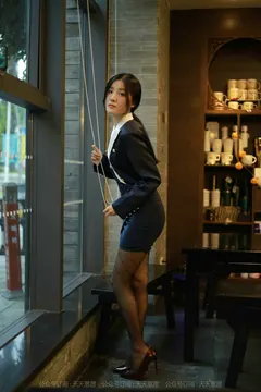 [IESS异思趣向] 2021.10.16 丝享家949：婉苹《OL姓感包屯裙》 [90P/132MB] - 3