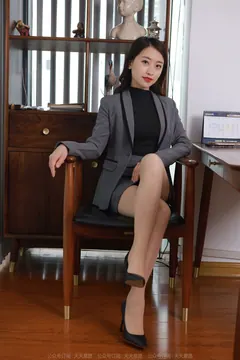 [IESS异思趣向] 耽丝 211222小婕的灰色职业装 [92P/102MB] - 1