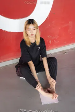 [BoBoSocks袜啵啵]NO.018 木木-运动鞋、白棉袜、裸足 [136P/1V/3.94GB] - 2