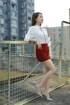 [IESS异思趣向] 2022.02.17 丝享家1006：小婕《姓感红色包屯裙》[87P/109MB] - 2