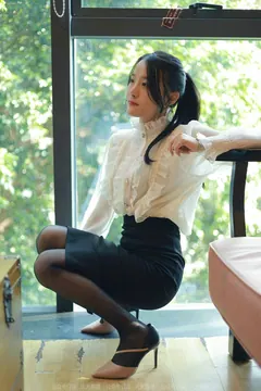 [IESS异思趣向] 2022.03.02 丝享家1017：婉萍《黑丝咖啡》[90P/107MB] - 2