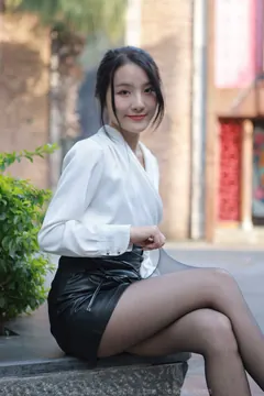 [IESS异思趣向]2022.04.01 丝享家1046：婉萍《嘿丝皮裙街拍》[87P/130MB] - 2