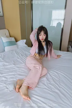 [BoBoSocks袜啵啵]NO.141 周周-运动鞋、白棉袜、裸足[140P/1V/5.57GB] - 1