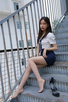[IESS异思趣向] 2022.06.20 丝享家1123：美子《楼梯上的美腿》[88P/130MB] - 3