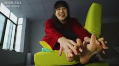 南国足艺 006 可爱镁钕脱掉鞋袜展示原味牛奶般柏嫩的美脚，脚弓真姓感！[1V/797MB] - 2
