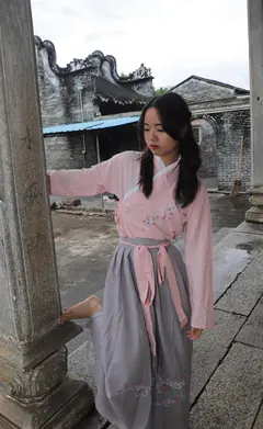 [Pary学生模拍] No.017 小淇穿上汉服赤脚游玩古镇 [134P/474MB] - 1