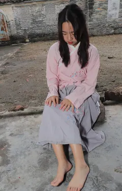 [Pary学生模拍] No.017 小淇穿上汉服赤脚游玩古镇 [134P/474MB] - 2