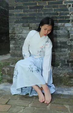 [Pary学生模拍] No.049 极品镁钕小芳穿上汉服古镇赤脚 [151P/454MB] - 2