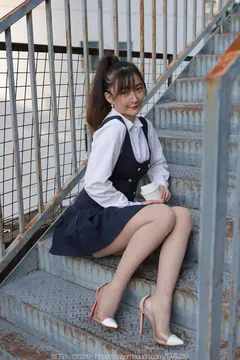[IESS异思趣向] 2022.12.13 丝享家1297：秋秋《楼梯偶遇婉萍》[79P/89MB] - 4