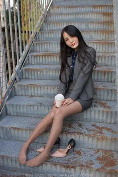 [IESS异思趣向] 2022.12.17 丝享家1301：婉萍《温柔OL风》[88P/101MB] - 3