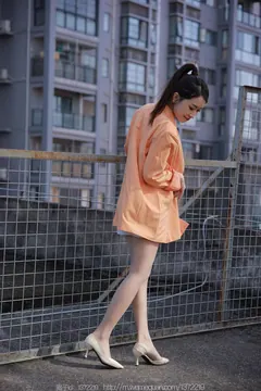 [IESS异思趣向] 2022.12.19 丝享家1303：小婕《橙色外套》[88P/83MB] - 1