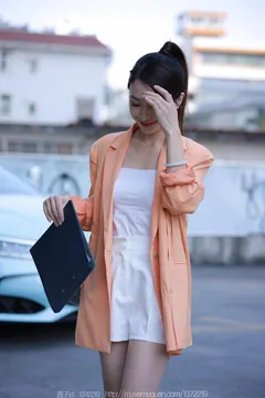 [IESS异思趣向] 2022.12.19 丝享家1303：小婕《橙色外套》[88P/83MB] - 2