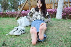 [织梦映像]NO.016 少女牛仔裤草地白袜[80P/1V/2.47GB]