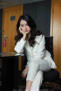 [IESS异思趣向] 2023.02.27 丝享家1374：小宝《白色裤里丝》[86P/82MB] - 1