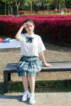 初夏女神 NO.019 念念 墨绿色JK搭配三叶草贝壳头鞋期[155P/1V/4.84GB] - 1
