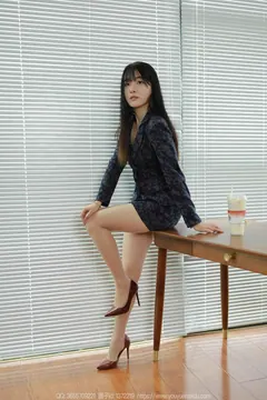 [IESS异思趣向] 2024.07.30 丝享家1807：婉萍《阳光OL》[87P/89MB] - 2