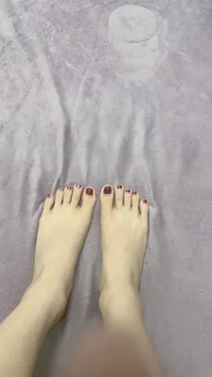 脚模面试脸足同框套路系列-073-呆萌红指甲美眉各种姿势秀腿脚[18P/28V/327MB] - 1