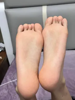 脚模面试脸足同框套路系列-073-呆萌红指甲美眉各种姿势秀腿脚[18P/28V/327MB] - 2