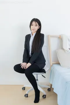 勿恋传媒 NO.2318 菜菜-OL至服、高跟鞋、三双厚黑丝叠穿、袜腰展示[177P/1V/5.55GB] - 3