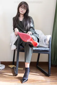 [BoBoSocks袜啵啵]NO.529 甜甜圈-高跟鞋、短黑丝、裸足、半蹲半脱袜子剧情[154P/1V/5.81GB] - 2