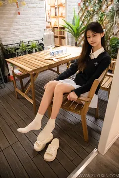 足愉心 NO.013 鹿鹿（搭配：黑色毛衣、白色短裙、洞洞鞋、白色棉袜、裸足）[110P/2V/11.7GB] - 2