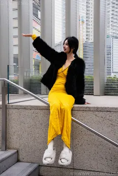 足愉心 NO.010 星朵（搭配：黑色毛衫、黄色连衣裙、绒毛拖鞋、白色棉袜、裸足）[110P/2V/13.6GB] - 3