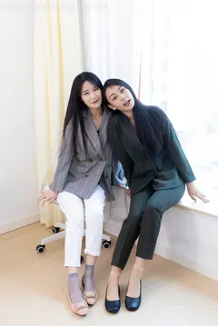 勿恋传媒 NO.2412 菜菜&岚岚-平底鞋、短肉丝短灰丝、裸足[160P/1V/5.22GB] - 2