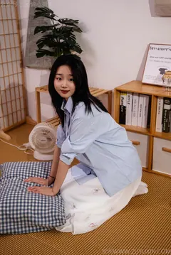 足愉心 NO.023 奶芙（搭配：蓝色衬衫、白色长裙、帆布鞋、白色棉袜、裸足）[111P/2V/16.2GB] - 3