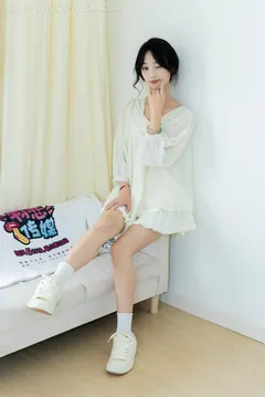 勿恋传媒 NO.2489 南南-板鞋、白棉袜、裸足[150P/1V/3.47GB] - 4