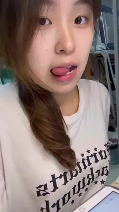 脚模面试脸足同框套路系列-190 女大表情丰富展示脚底[45V/463M] - 1