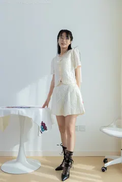 勿恋传媒 NO.2543 菜菜-高跟鞋、蕾SI短黑丝、裸足、银色脚链[150P/1V/3.68GB] - 2