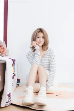 勿恋传媒 NO.2571 灵儿-板鞋、白棉袜、裸足[154P/1V/3.50GB] - 3