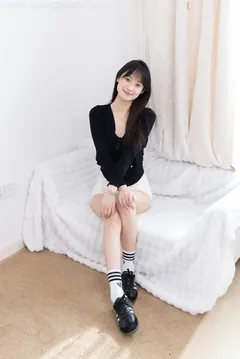 勿恋传媒 NO.2663 山奈-帆布鞋、自然穿脏白棉袜、裸足[172P/1V/3.24GB] - 2