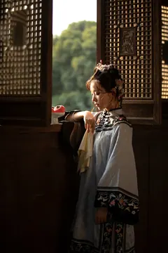 [YITUYU艺图语]2023.05.02 四四方方一片天 一方伊人yi[28+1P/384MB] - 2