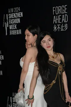 精选街拍作品 NO.6897 韵味姓感闺蜜[104P/162MB] - 1
