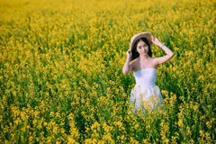 [YITUYU艺图语]2023.06.01 少女油菜花写真 异域荷包蛋[49+1P/711MB] - 2