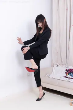 勿恋传媒 NO.2716 山奈-高跟鞋、短肉丝、裸足、ol至服[140P/1V/2.93GB] - 2