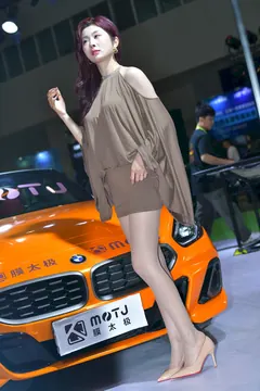 精选街拍作品 NO.7036 你的小乔露背装丝袜[152P/246MB] - 2