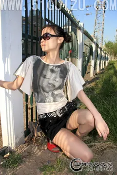 [王朝贵足]0068 外景套图 布丁热辣短裙红色高跟亮丝铁路女郎系列A[35P/32MB]