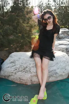 [王朝贵足]0069 外景套图 宣萱黑色纱裙裸足凉拖墨镜日光女郎系列A[30P/26MB]