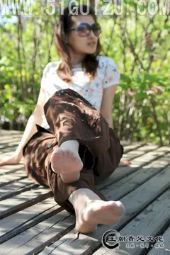 [王朝贵足]0074 外景套图 宣萱灰色水晶短丝游园仕女系列A[29P/16MB]