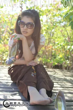 [王朝贵足]0076 外景套图 宣萱灰色水晶短丝游园仕女系列B[30P/16MB] - 4