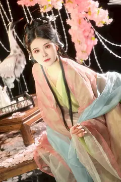 [YITUYU艺图语]2023.09.09 桃花树下 伊伊不想长胖胖[22+1P/400MB]